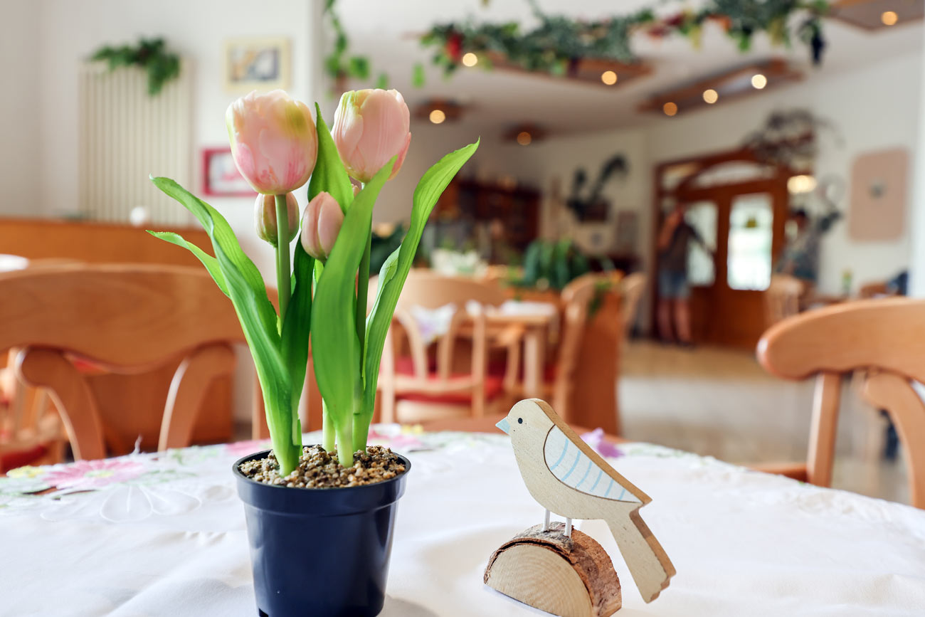 Seniorenresidenz Landhaus am Weinberg Blumen auf einem Tisch im Café