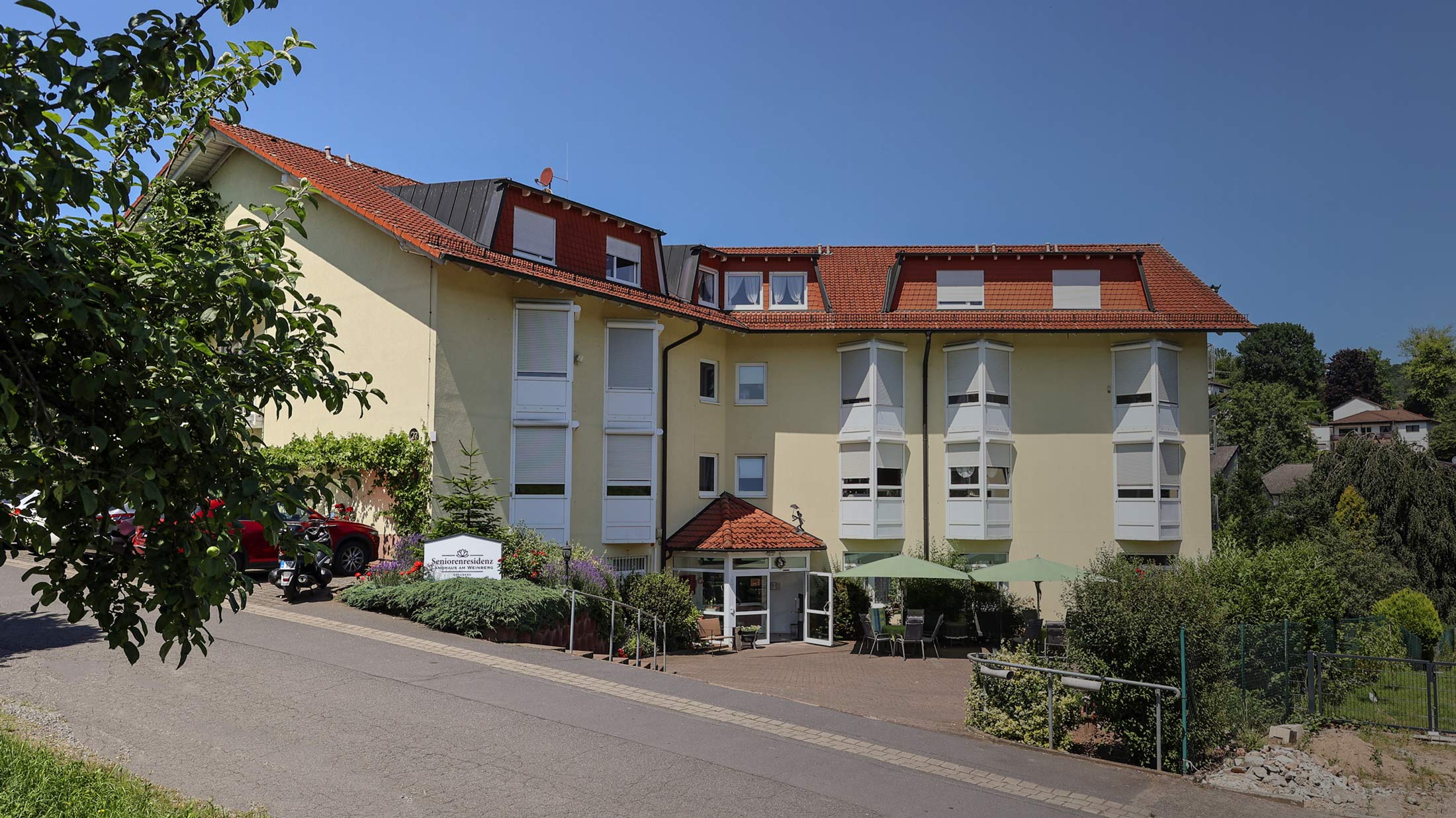 Sommerliche Ausenansicht der Seniorenresidenz Landhaus am Weinberg in Breuberg.