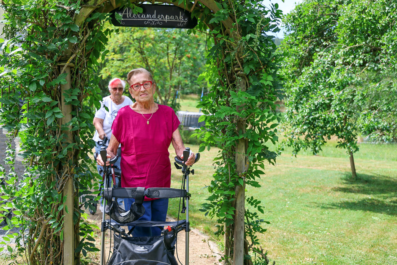 Seniorenresidenz Landhaus am Weinberg Zwei Seniorinnen spazieren im Park